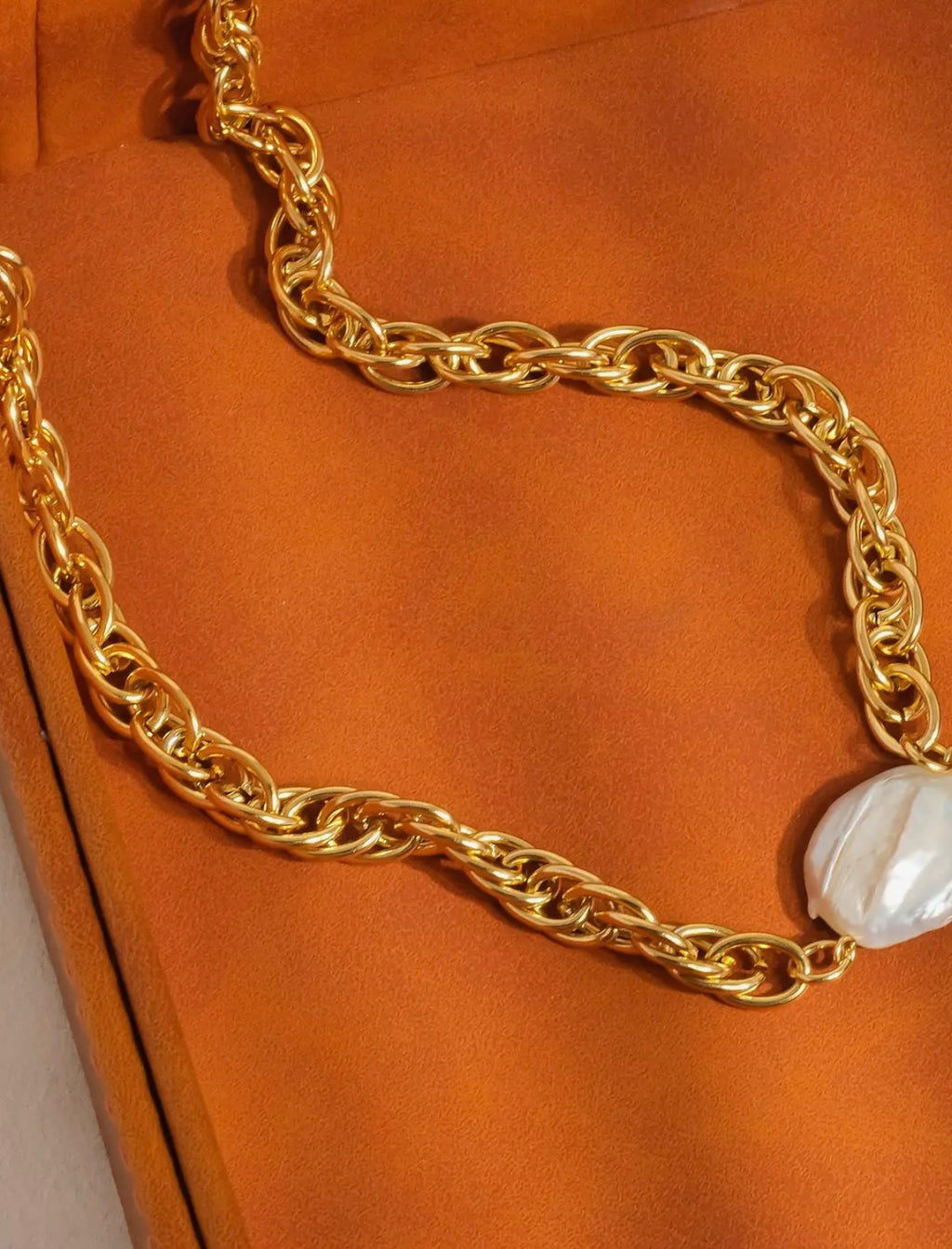 Loan pearl chain necklace